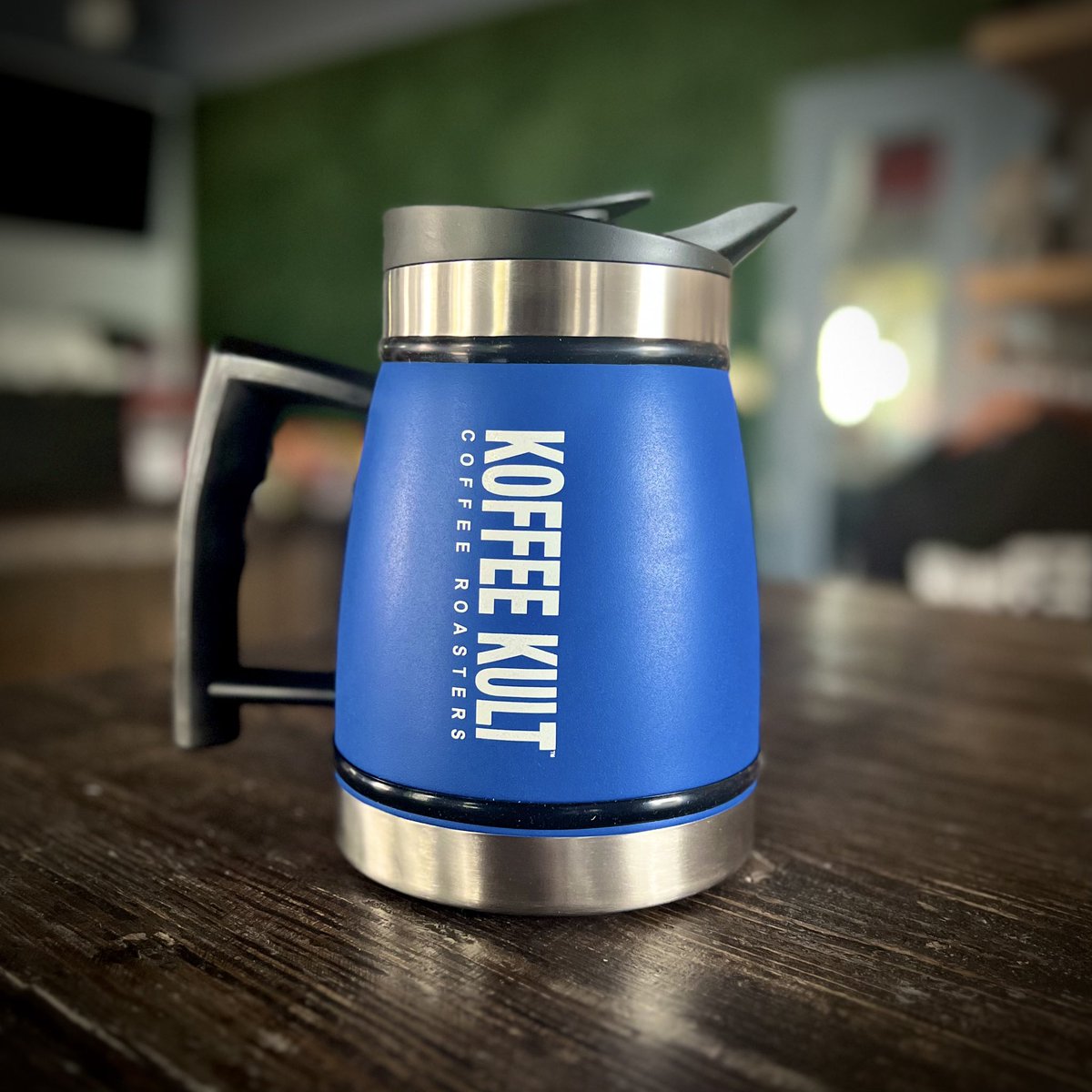 KoffeeKult's tweet photo. 🚨GIVEAWAY🚨 

We're giving away a FREE 32oz Blue French Press! Must follow us to be eligible. Like and RT to enter. https://t.co/e17Hu6OibO