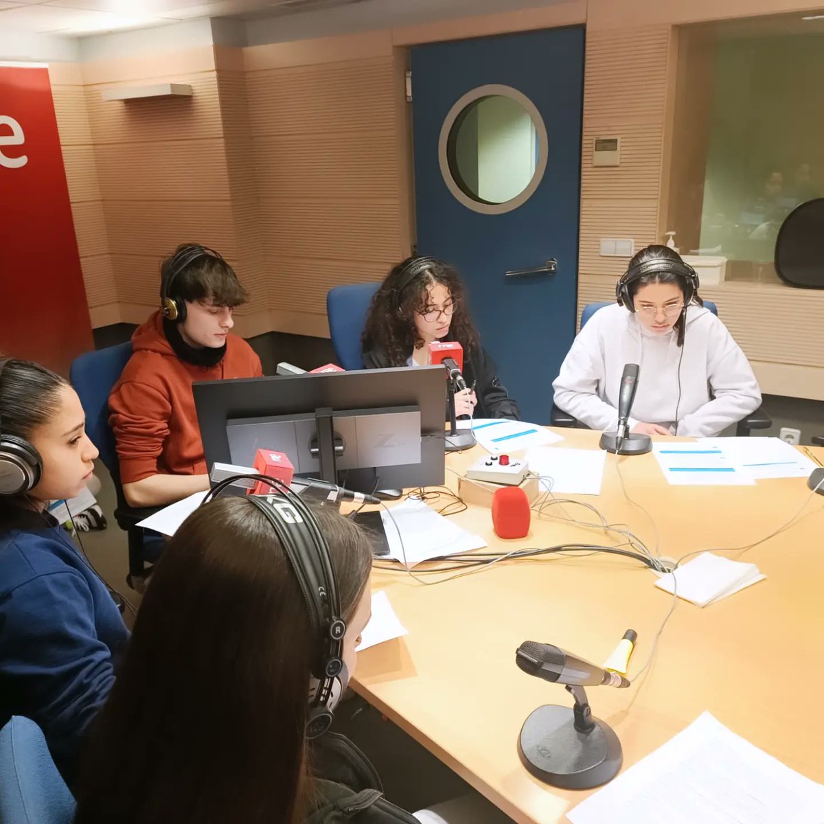 8M a las 13:10, no te pierdas el programa de Red de Radios Escolares de RNE Castilla y León de Alexandra Cermeño: RAyCA RADIO 'Adolescentes y 8M' @rne @RadioEscolarVLL @IESRamonyCajalV