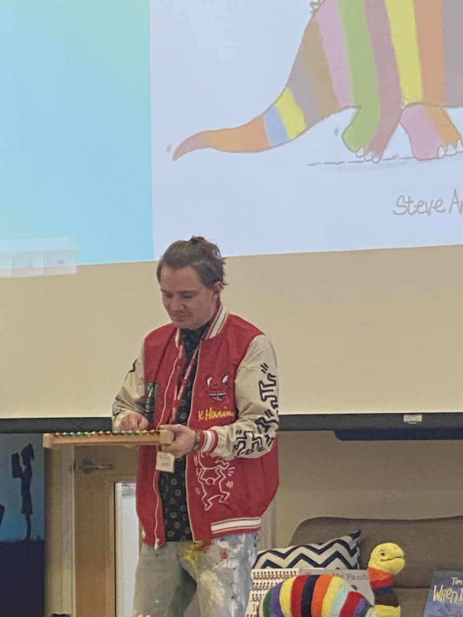 USLSchool's tweet image. We loved welcoming @MrSteveAntony to USL yesterday. I know we will never look at a rainbow again without thinking of The Rainbowsaurus 🌈🦖⭐️ Thank you so much Steve.
#authorsrock #illustratorsrock #readingcommunity #literaturefestival