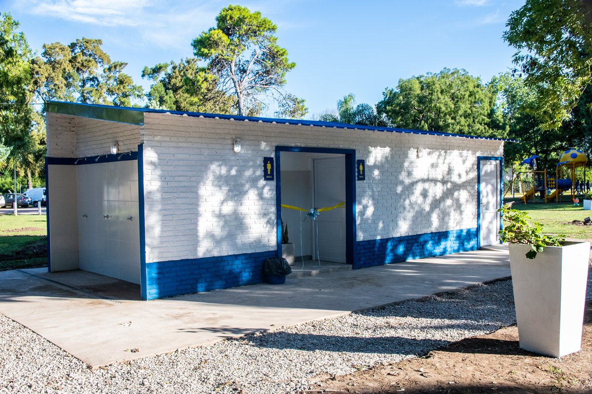 RosarioCentral's tweet photo. 🛠️🇺🇦 ¡Obras en Ciudad Deportiva!

▶️ Se ampliaron y modificaron por completo los baños linderos a la plaza de juegos. En el de damas se colocaron 5 boxes nuevos y cambiador de bebés. Además se sumó un baño de discapacitados nuevo y una sala de mantenimiento. También se incorporaron nuevos duchadores. 

El Club es de todos, a cuidarlo.
