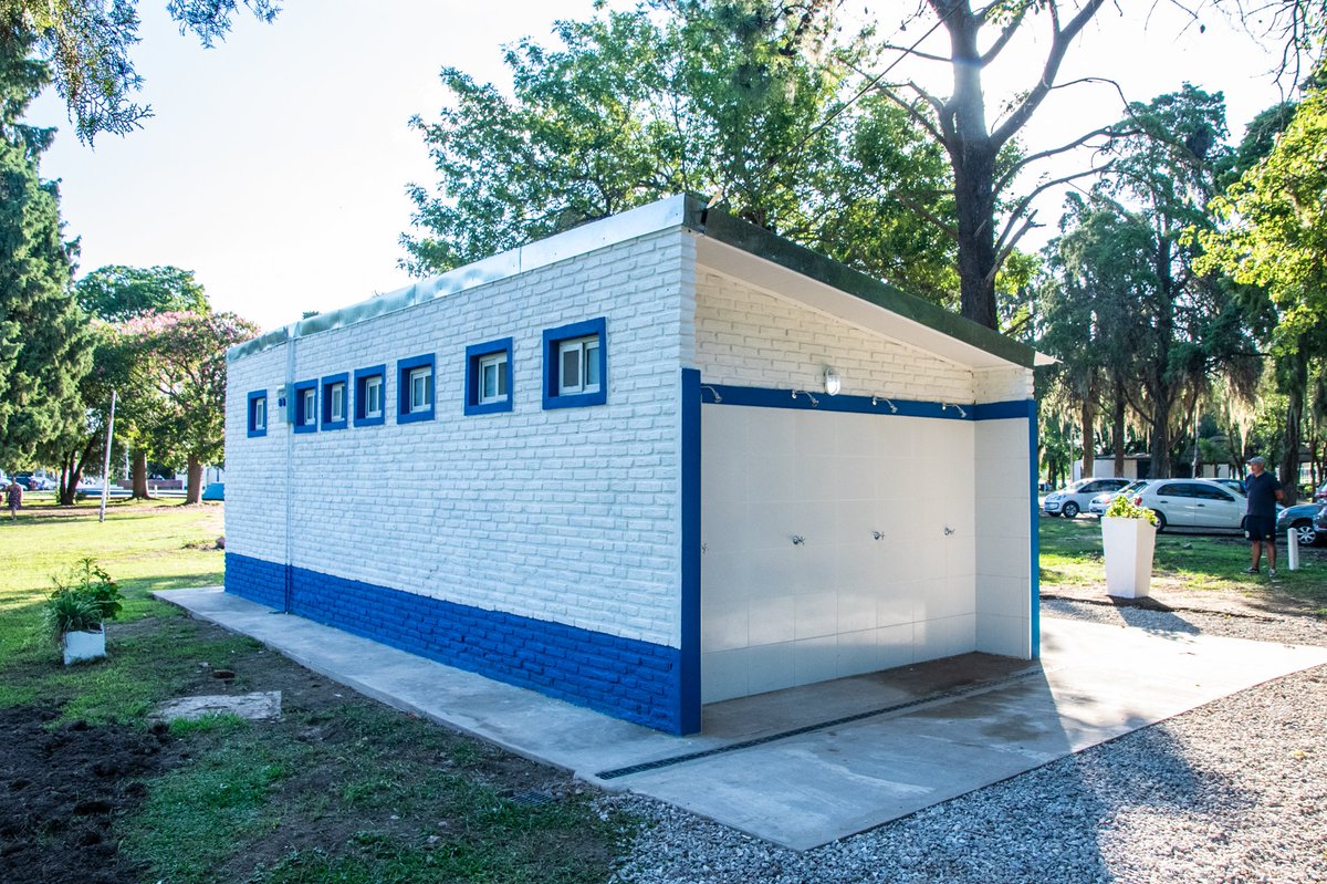 RosarioCentral's tweet photo. 🛠️🇺🇦 ¡Obras en Ciudad Deportiva!

▶️ Se ampliaron y modificaron por completo los baños linderos a la plaza de juegos. En el de damas se colocaron 5 boxes nuevos y cambiador de bebés. Además se sumó un baño de discapacitados nuevo y una sala de mantenimiento. También se incorporaron nuevos duchadores. 

El Club es de todos, a cuidarlo.