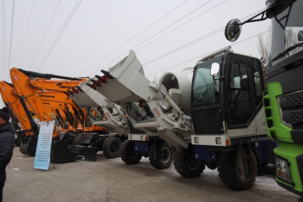 IsDB_Almaty's tweet photo. Government of #Kyrgyz Republic hands over specialized machinery to four district departments of #water resources in #Issyk-Kul and #Naryn regions within the framework of @isdb_group-financed Irrigated Agriculture Development project.
#water #agriculture https://t.co/IZuIpldgzH