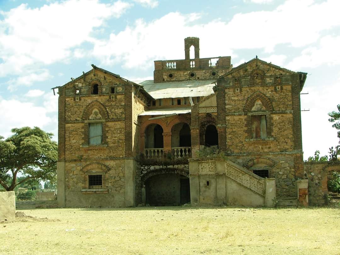 Hadgitourism's tweet photo. The #ItalianConsulate office in #Adwa, #Tigrai,  is architecturally impressive building. This historic building can be developed into a public #Museum where  visitors can see different collections from its time and #Italian repeated wars in #Tigrai.
📷 Peter Rich https://t.co/ePHRbg0ksL