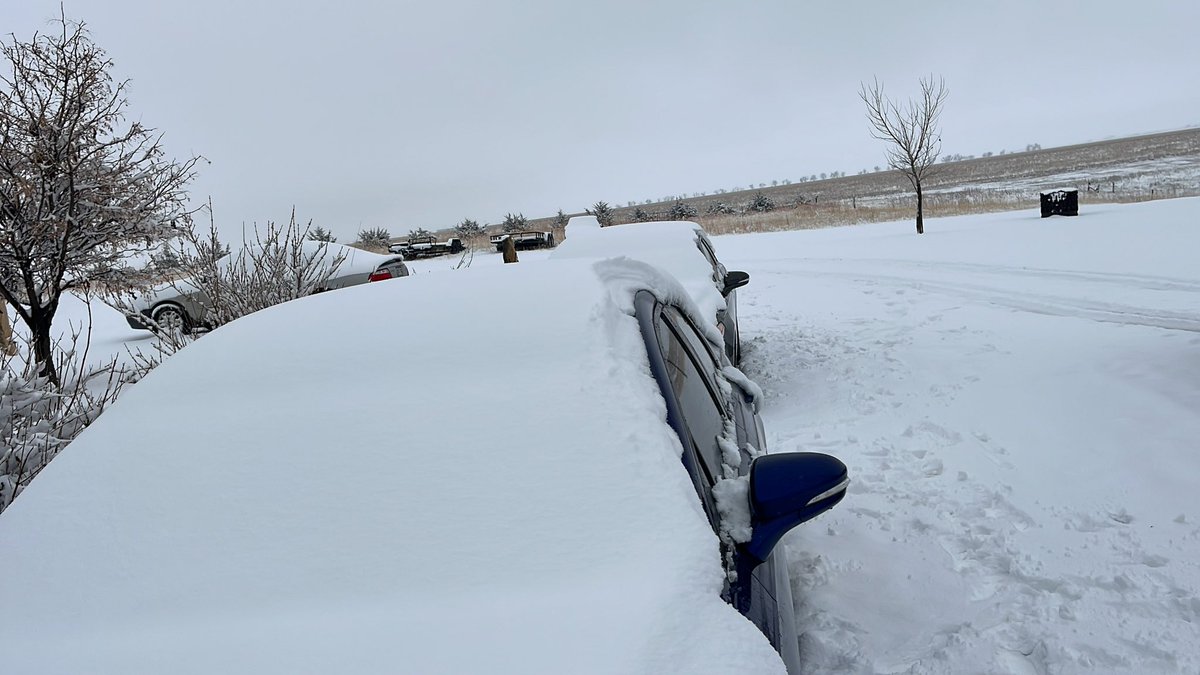 JHurlburt69's tweet photo. Started snowing at 8:30 a.m., lots of melting along the way, 2:00 p.m. measurement 5”#cowx https://t.co/ZFLv86owuT
