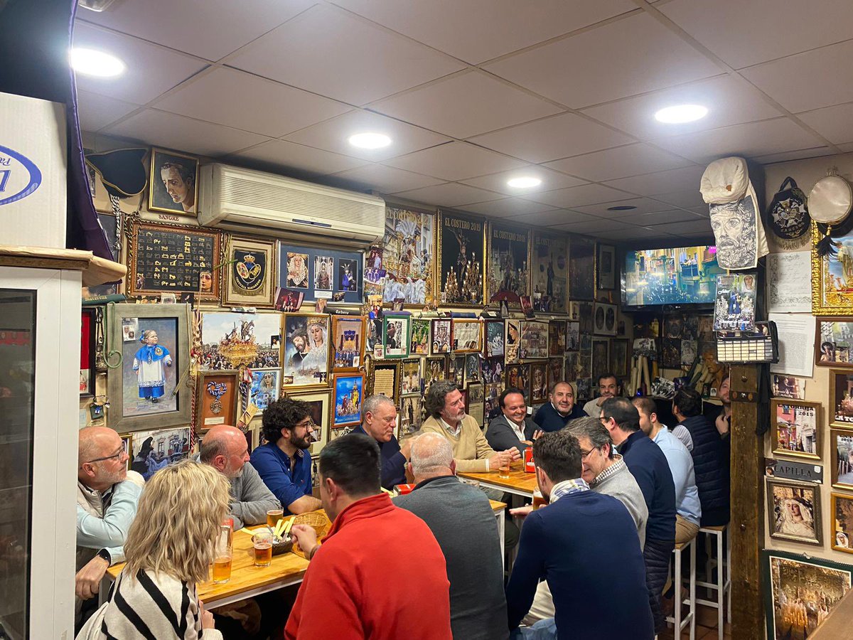 Nos visita la gran tertulia la torrija en @RomeroyMejias siempre a vuestra disposición gracias por seguir nuestras tradiciones @fedearn92 @jorgecampos84 @Cruzcampo