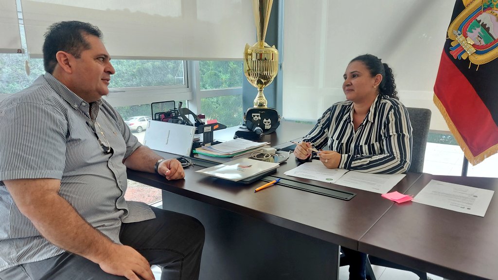 DeporteDZ4's tweet photo. Capacitaciones, actividades que permitan obtener implementación deportiva y readecuación de escenarios a través de la autogestión, fueron los temas que trató la Coordinadora de @DeporteCZ4, @DoloresLoorEc, con el principal de la Liga Cantonal de Chone, Fernando Moreira. https://t.co/PirumgpZc5