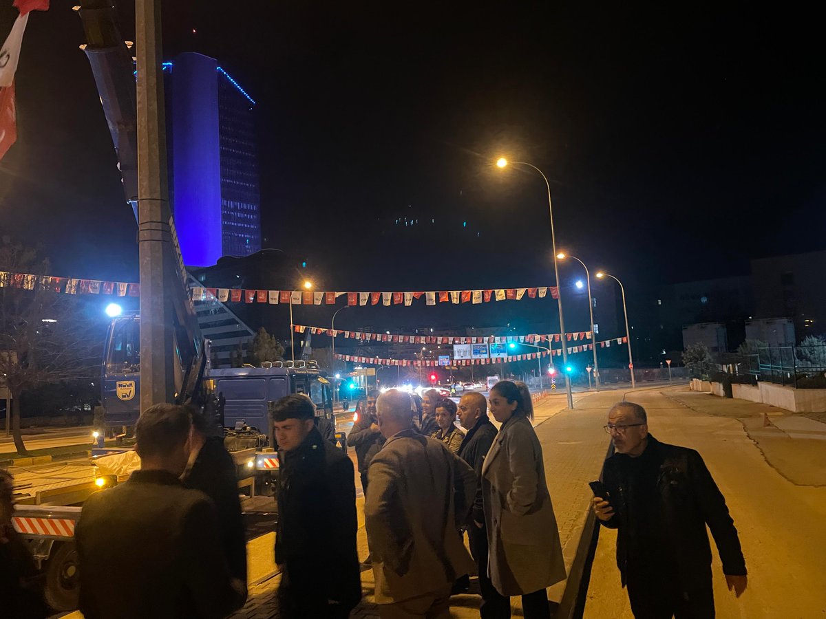 ErturkDr1967's tweet photo. Biz mutlu Gaziantep için bu yola baş koyduk.. Saatin, yorgunluğun, nerede olduğumuzun hiç önemi yok! Tek bir amacımız var bu kente Halkçı Belediyeciliği getirmek! Gençlik kollarımız ile birlikte alanlardayız..
#işimizgücümüzgaziantep #gaziantep #gantep #gaziantepbüyükşehirbelediyesi #muzafferertürk #drmuzafferertürk