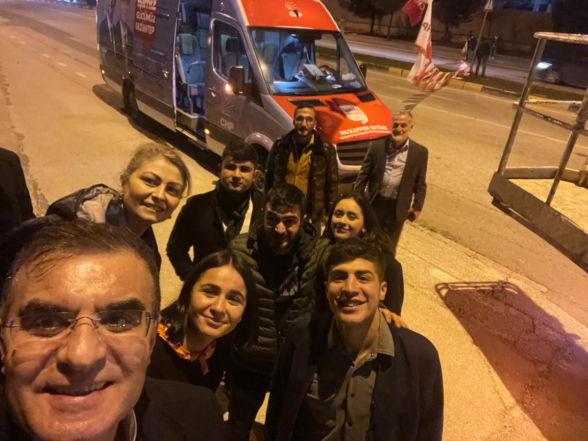 ErturkDr1967's tweet photo. Biz mutlu Gaziantep için bu yola baş koyduk.. Saatin, yorgunluğun, nerede olduğumuzun hiç önemi yok! Tek bir amacımız var bu kente Halkçı Belediyeciliği getirmek! Gençlik kollarımız ile birlikte alanlardayız..
#işimizgücümüzgaziantep #gaziantep #gantep #gaziantepbüyükşehirbelediyesi #muzafferertürk #drmuzafferertürk