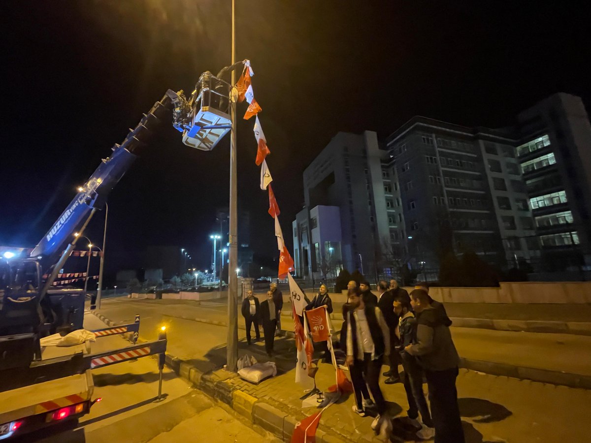 ErturkDr1967's tweet photo. Biz mutlu Gaziantep için bu yola baş koyduk.. Saatin, yorgunluğun, nerede olduğumuzun hiç önemi yok! Tek bir amacımız var bu kente Halkçı Belediyeciliği getirmek! Gençlik kollarımız ile birlikte alanlardayız..
#işimizgücümüzgaziantep #gaziantep #gantep #gaziantepbüyükşehirbelediyesi #muzafferertürk #drmuzafferertürk