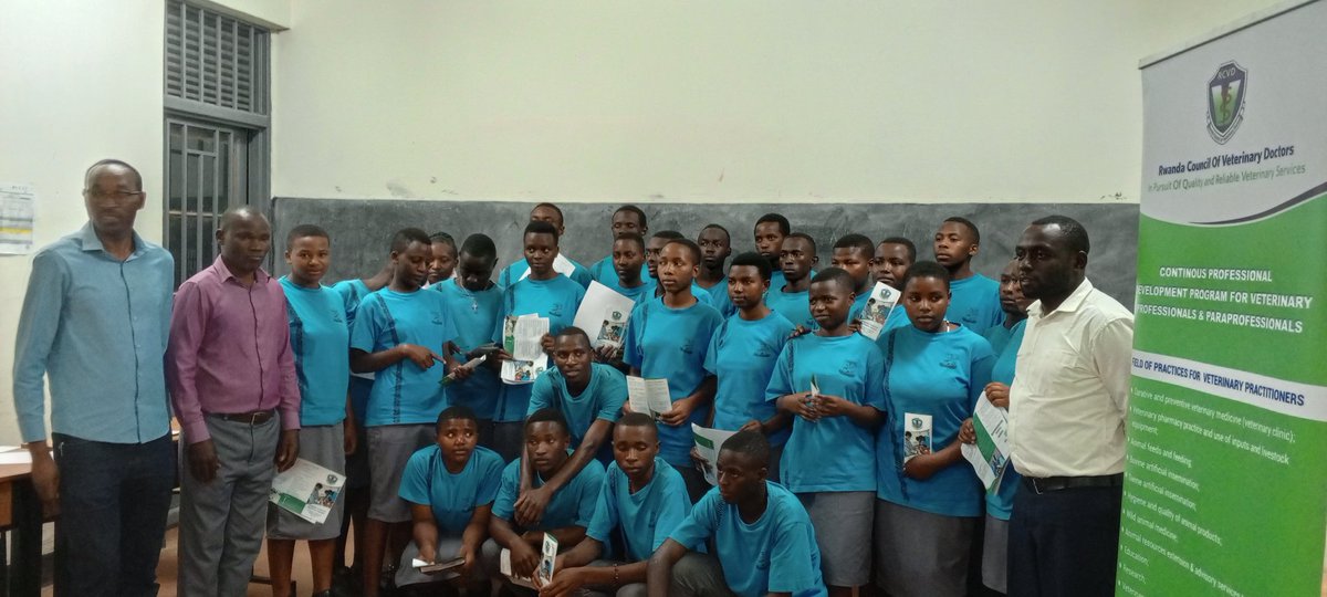 Dr_Laurien_'s tweet image. Thanks #KISARO TSS @RTB_Rwanda for inviting @RwandaVets1 to share insights with the future workforce ( #L5 #AnimalHealth). We shared a range of topics including professional ethics,veterinary legislation,job opportunities &amp;amp; current trends in the animal resource sector in #Rwanda.