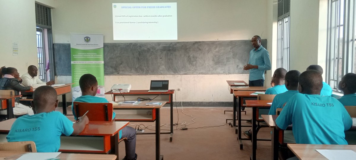 Dr_Laurien_'s tweet image. Thanks #KISARO TSS @RTB_Rwanda for inviting @RwandaVets1 to share insights with the future workforce ( #L5 #AnimalHealth). We shared a range of topics including professional ethics,veterinary legislation,job opportunities &amp;amp; current trends in the animal resource sector in #Rwanda.