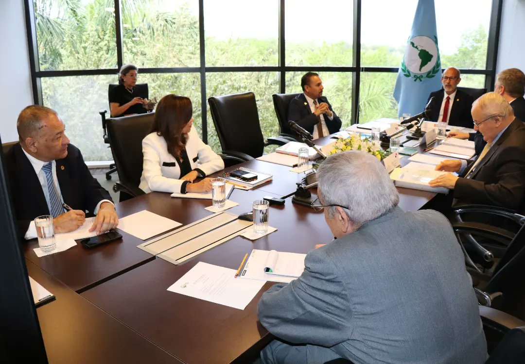 La Mesa Directiva de @parlatino_org que preside el diputado Rolando González Patricio, se reunió en la sede permanente en la Ciudad de Panamá para coordinar proyectos regionales.