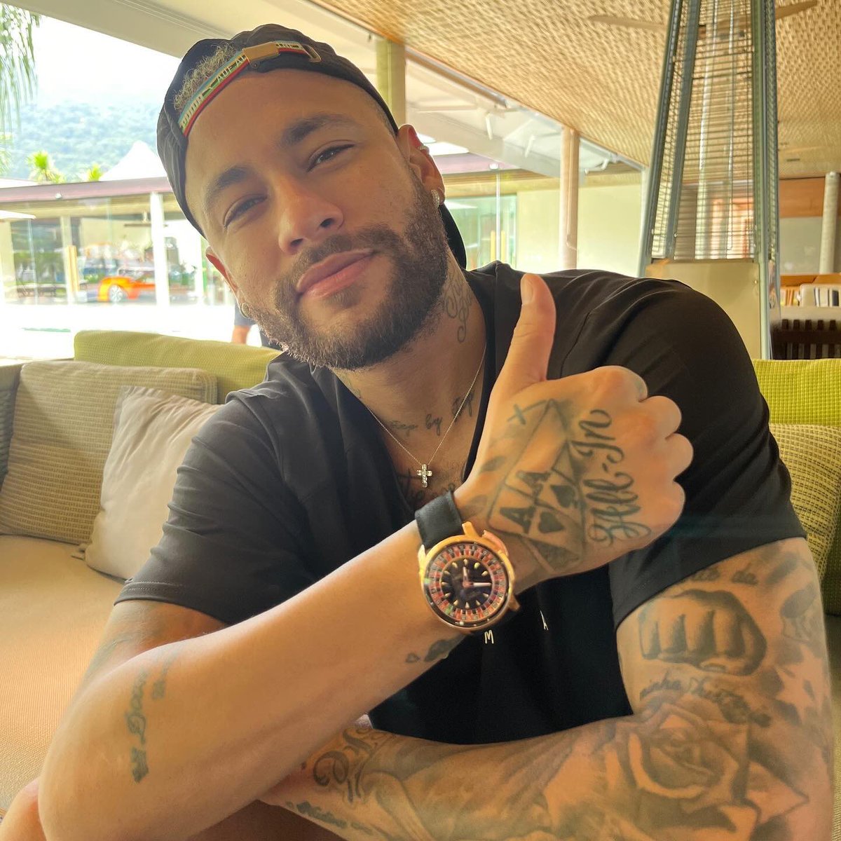 liberta___depre's tweet photo. Neymar apareceu usando um relógio Jacob &amp; Co. Casino Tourbillon com roleta integrada, avaliado em cerca de R$ 1,3 milhão. 

Foram produzidos apenas 101 exemplares. O relógio e polido em ouro rosa de 18k. 

Via: @centraldoarabao 

📽️: IG: jacobarabo

https://t.co/R6VlG3K6ig