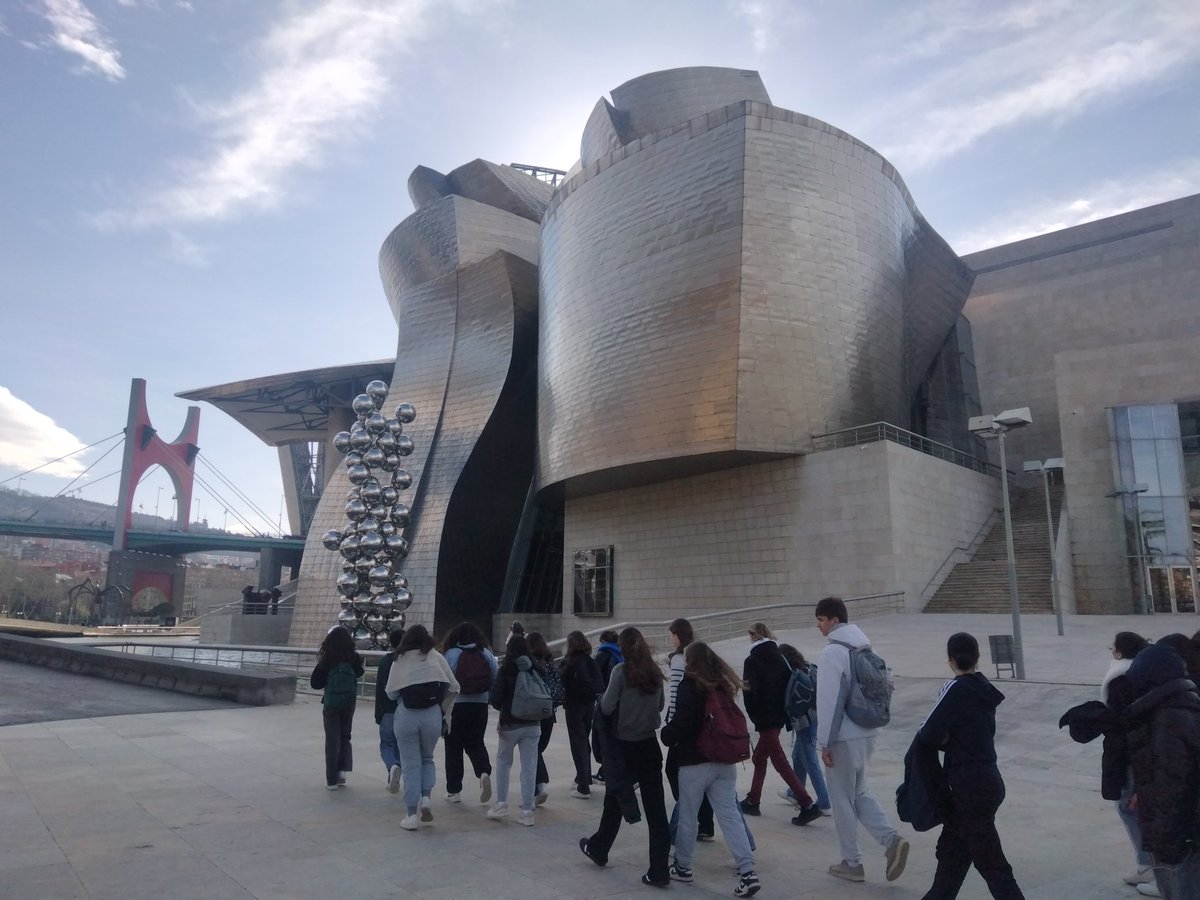 LabbeAdeline's tweet image. 🎬 de fin pour les 2nde euro 🇪🇸 de @JMThouars avec une journée à Bilbao. 
Visite du @MuseoGuggenheim et rallye dans la ville avant un resto de tapas 😋 tout ça sous le ☀️😄 Bravo et merci pour cette superbe semaine 👏👏
@acpoitiers 
#lesvoyagesformentlajeunesse