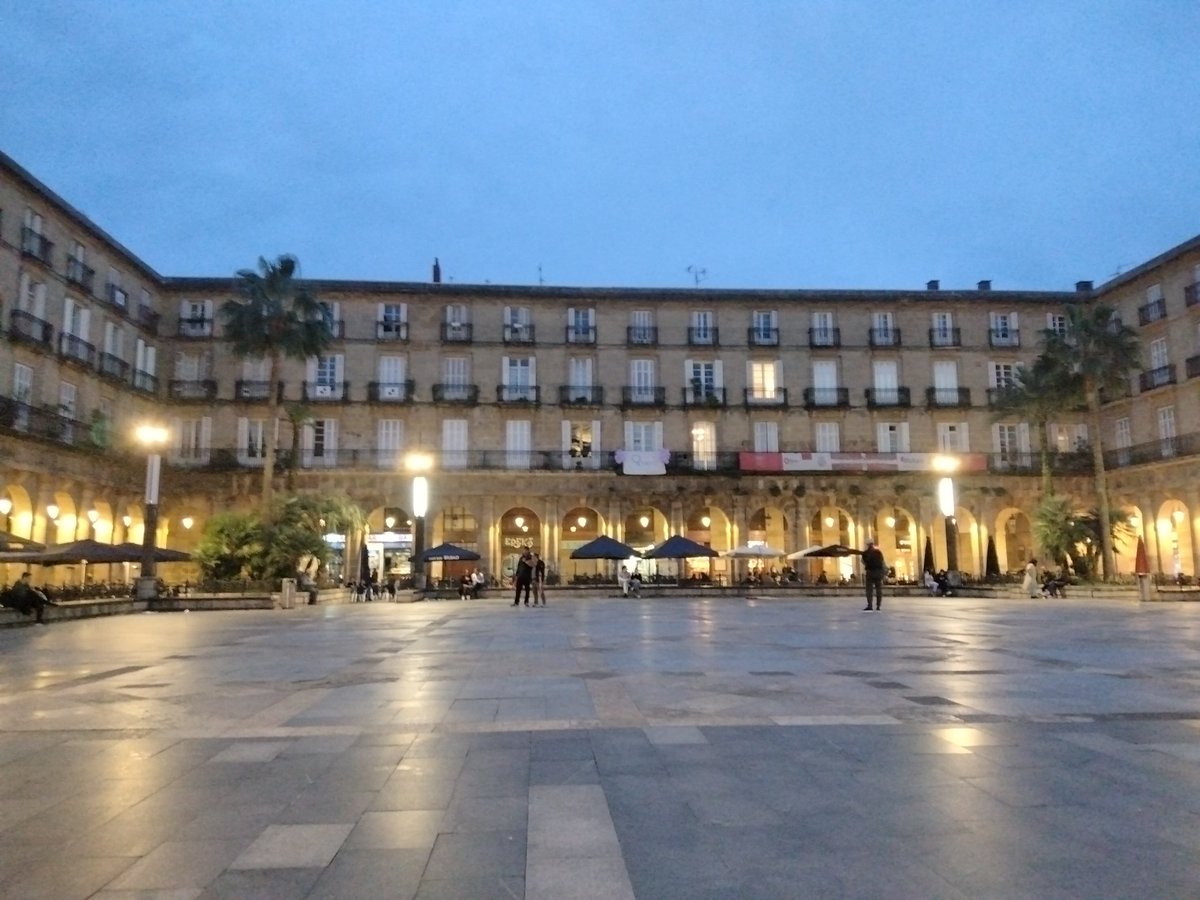 LabbeAdeline's tweet image. 🎬 de fin pour les 2nde euro 🇪🇸 de @JMThouars avec une journée à Bilbao. 
Visite du @MuseoGuggenheim et rallye dans la ville avant un resto de tapas 😋 tout ça sous le ☀️😄 Bravo et merci pour cette superbe semaine 👏👏
@acpoitiers 
#lesvoyagesformentlajeunesse