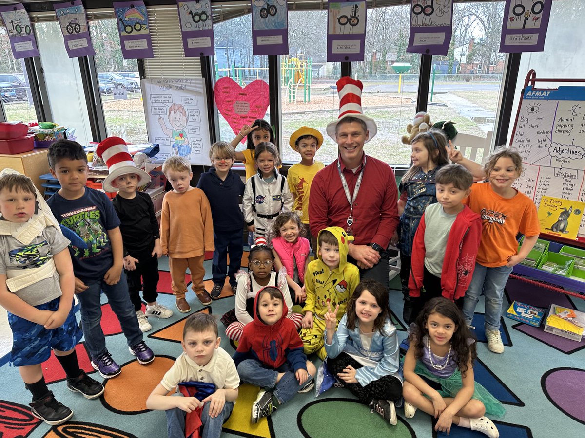 Excited to be at ⁦<a href="/GRESDragons/">Greenfield ES</a>⁩ school today to read to the kindergarten classes