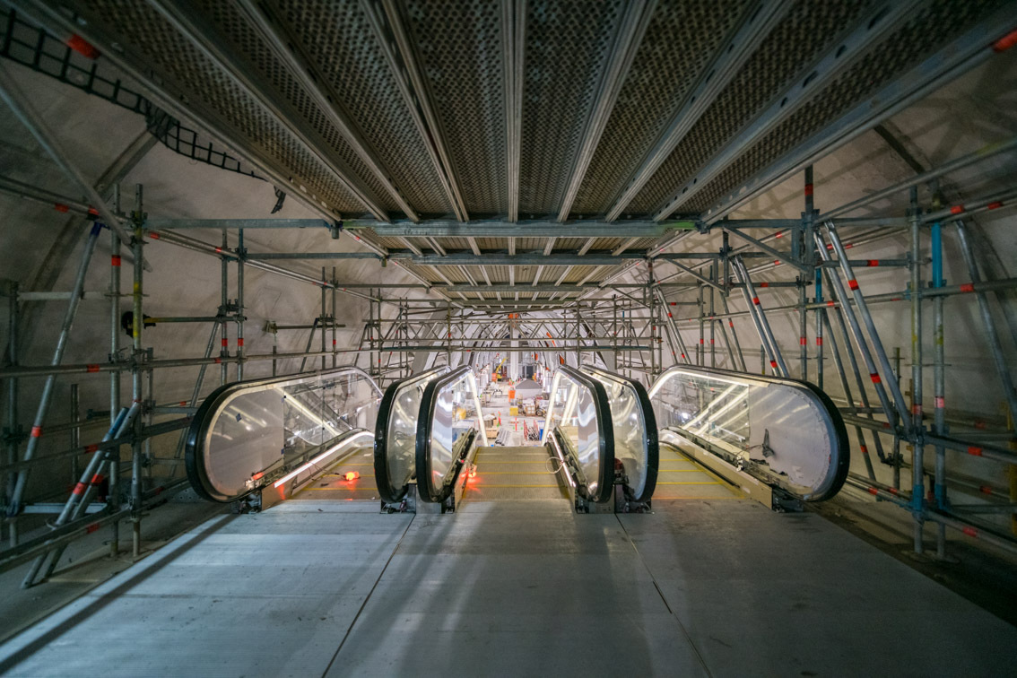 metrotunnelvic's tweet image. The escalators at #StateLibraryStation are lighting up ⚡

Beneath the hustle and bustle of Swanston Street, crews are fitting out escalators and preparing the passenger connection to #MelbourneCentralStation.

#MetroTunnel #Melbourne