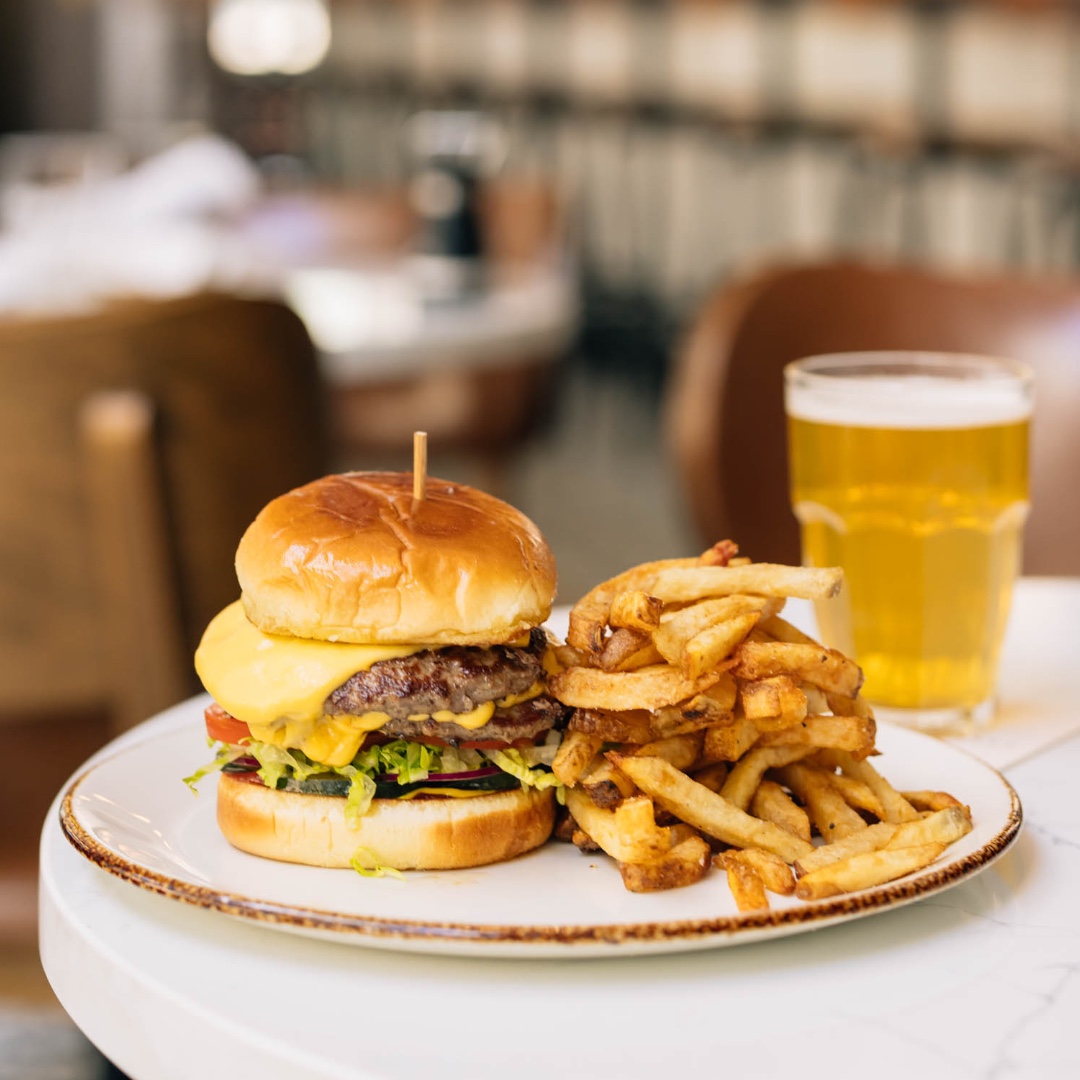 Thursdays are best spent at happy hour 🍻 We’ll be serving up our signature burger and beers during happy hour from 4-6pm every Sun-Thurs! all items under $8 🍔🤤

📸 Eurostars Mag Mile

#rivernorthbistro #chicagorestaurants #chicagofood #rivernorth #cocktails
