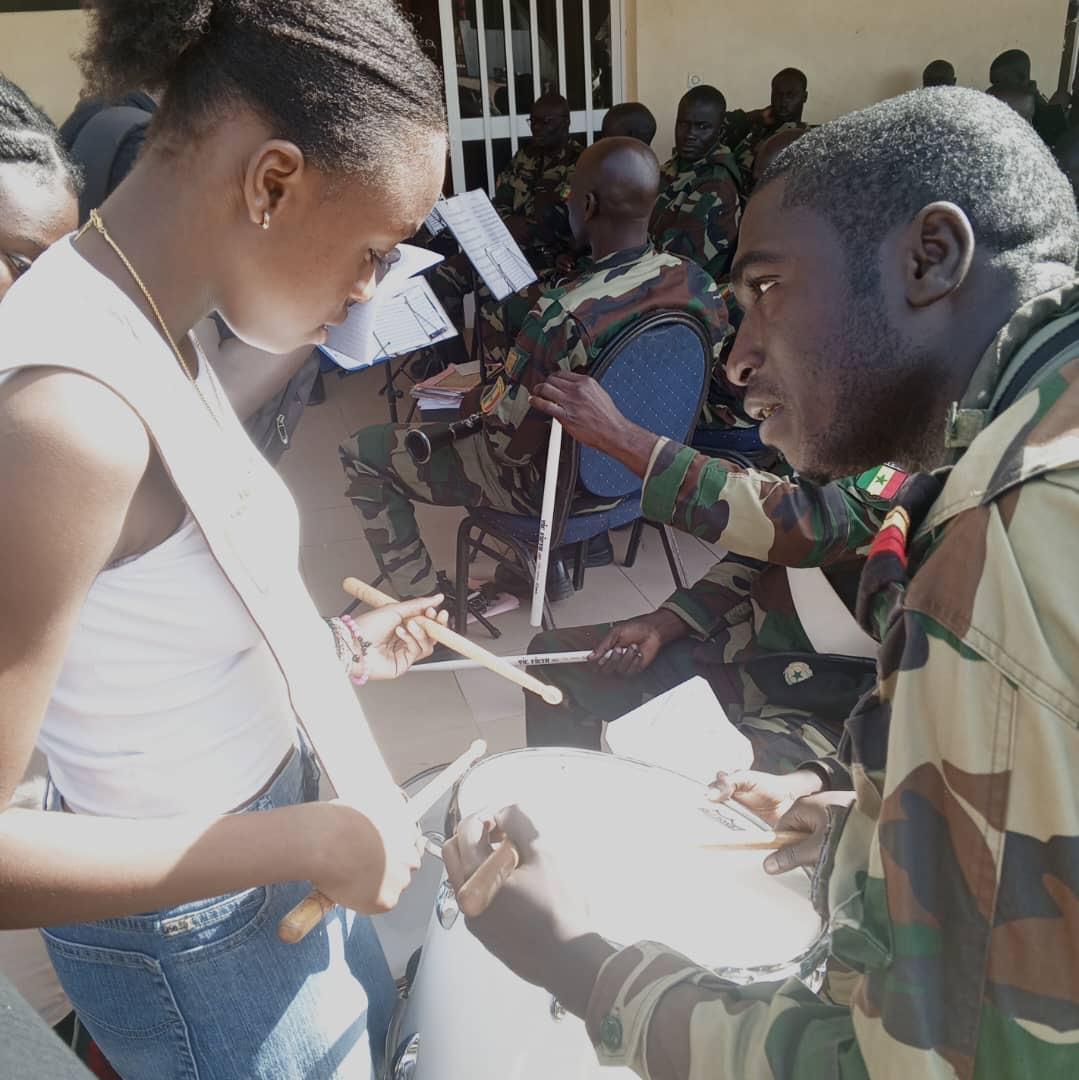 Des classes de 4ème ont effectué ce 07 Mars 2024, une visite pédagogique au Bataillon de Musique des Forces Armées! Cela a été pour ces élèves, une occasion d'approfondir certaines notions apprises dans le cadre du cours d'Education Musicale. Ce fut juste...WAOUUU!