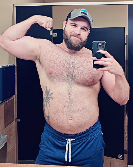 I guess since everyone is doing it&hellip;. Face Body Pole Hole 😋 https://t.co/Bf3nMZXzXE