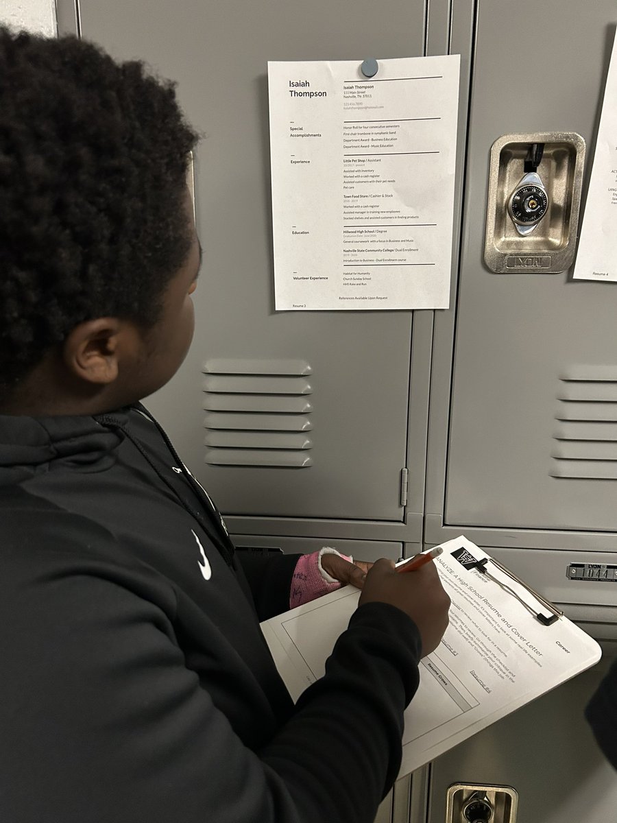 FrasierKim's tweet photo. Looking at real resumes to give praise &amp; offer suggestions #personalfinanceclass https://t.co/LQVQW9oMwA