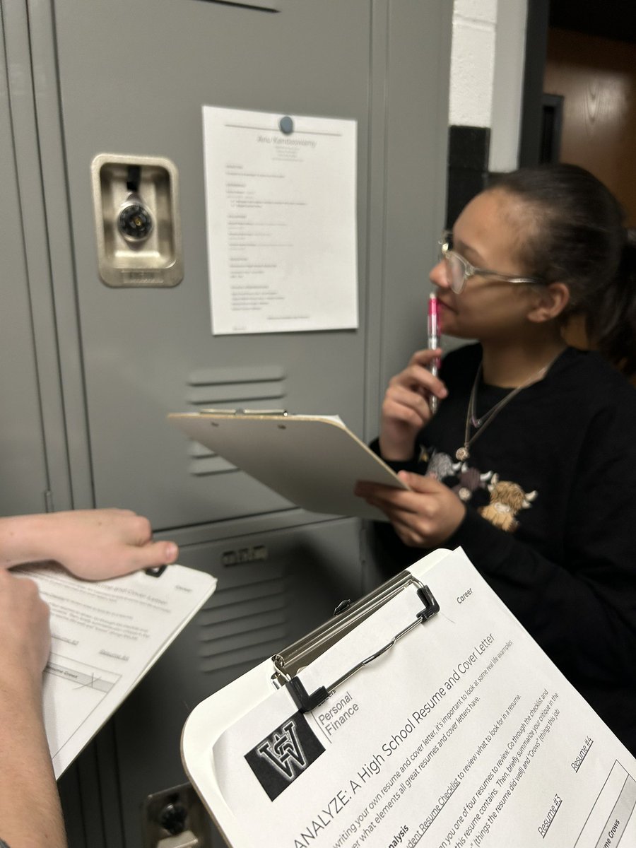FrasierKim's tweet photo. Looking at real resumes to give praise &amp; offer suggestions #personalfinanceclass https://t.co/LQVQW9oMwA