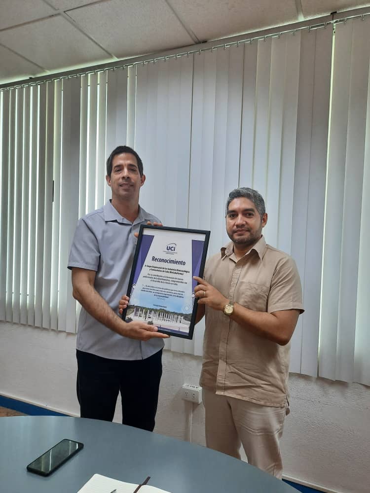 #Hoy en la reunión de chequeo del convenio de colaboración UCI-<a href="/BioCubaFarma/">BioCubaFarma</a>, nuestro vicerrector primero <a href="/YanioHdez/">Yanio Hernández </a> entregó un reconocimiento a <a href="/CarreraBcf/">Santiago Dueñas Carrera</a> por la contribución de su institución al desarrollo de la carrera de Ingeniería en Bioinformática. #SomosUCI <a href="/MaydaMauriBCF/">Mayda Mauri Pérez</a>