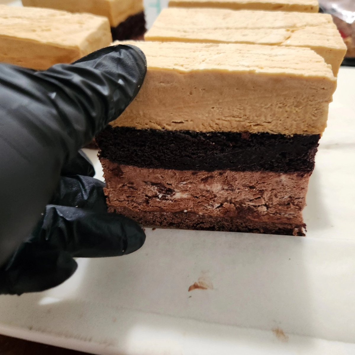 cbi777's tweet photo. 👀👀👀👀
Not bad for a shaky cramping hand. 🫣 I may still have it a little bit.... just a little. 🤏🏾
#bmanis #sugarplumfairy #chocolatecaramelmoussecake #chocolate #entremet #icanstilldosomethings #thesugarplumfairystrikesagain #retiredpastrychef https://t.co/w99sGfF7Ik