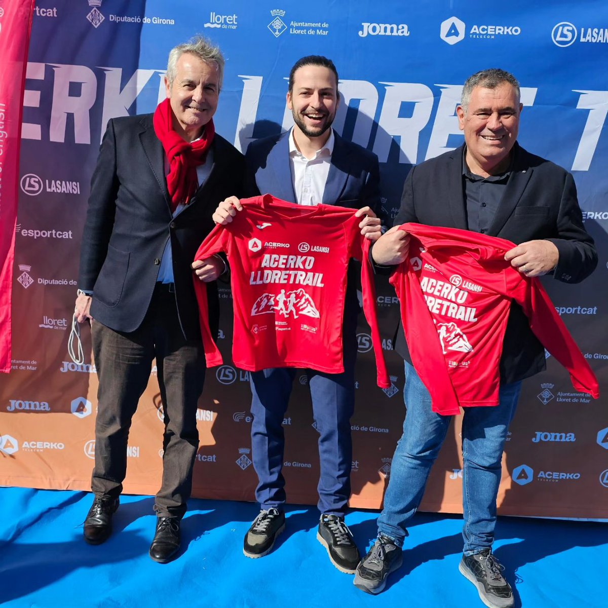LaSansi's tweet photo. Presentació de la @lloretrail @AcerkoT
La 5ª LloreTrail Acerko que es disputarà el proper diumenge dia 17 de març a Lloret de Mar amb sortida a les 9.30h.

Durant el matí 30 alumnes de l'Institut Rocagrossa han realitzat un “Plogging” per zones on passarà el Trail

#lloretrail https://t.co/IXcCmi778u