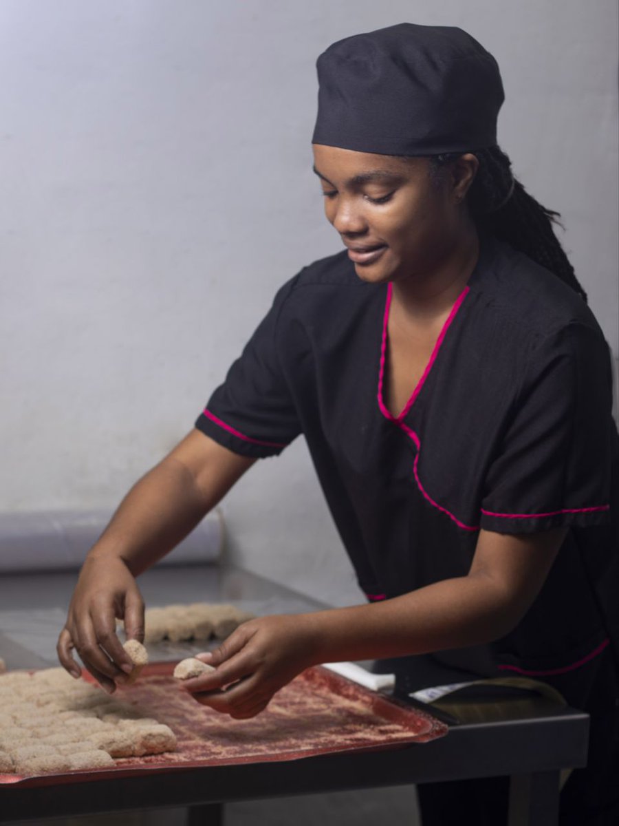 La elaboración de un producto tan especial como las croquetas, necesita mucha dedicación.
Las manos de un obrador que sea creativo y meticuloso, se convierte en el terminado perfecto para nuestras croquetas artesanales.