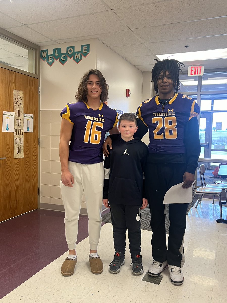 💜💛Jack surrounded by greatness! #PlaymakersInPurple @BVHawksBPS #ReadAcrossAmerica