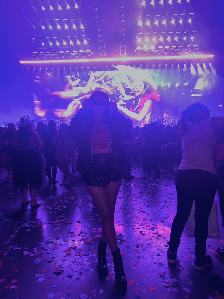 katiaontour's tweet photo. spilled my guts in miami !!!! #GUTSTourMiami 💜💜 https://t.co/IbZYXkMwnF