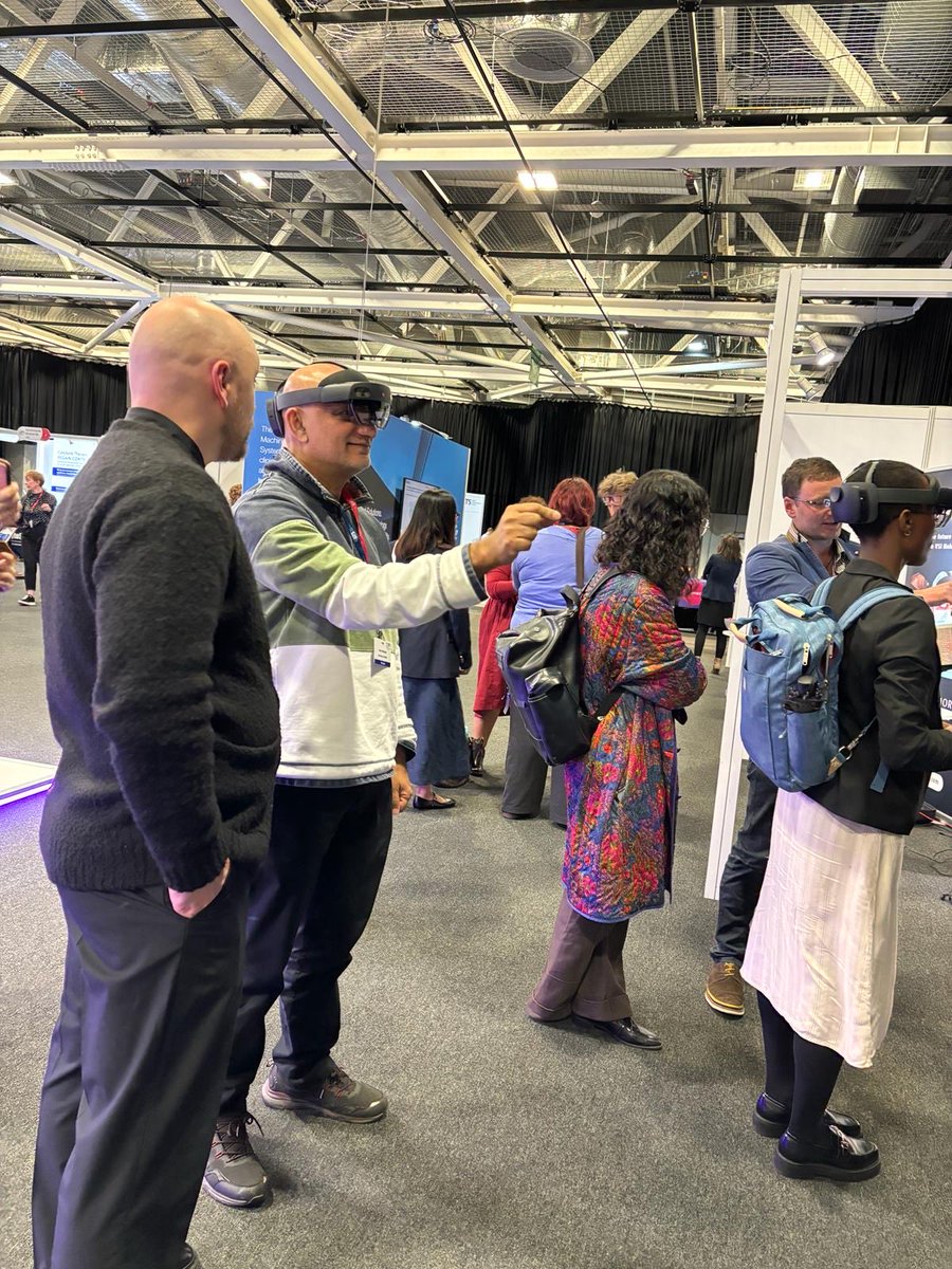 Dr Salim Meghjee at the side of the accepted abstract on display at the BTS congress and also trying out advances in technology 😊 
Been a great few days 💙
⁦⁦⁦<a href="/barnshospital/">Barnsley Hospital</a>⁩ 
⁦<a href="/SalimMeghjee/">Salim Meghjee</a>⁩