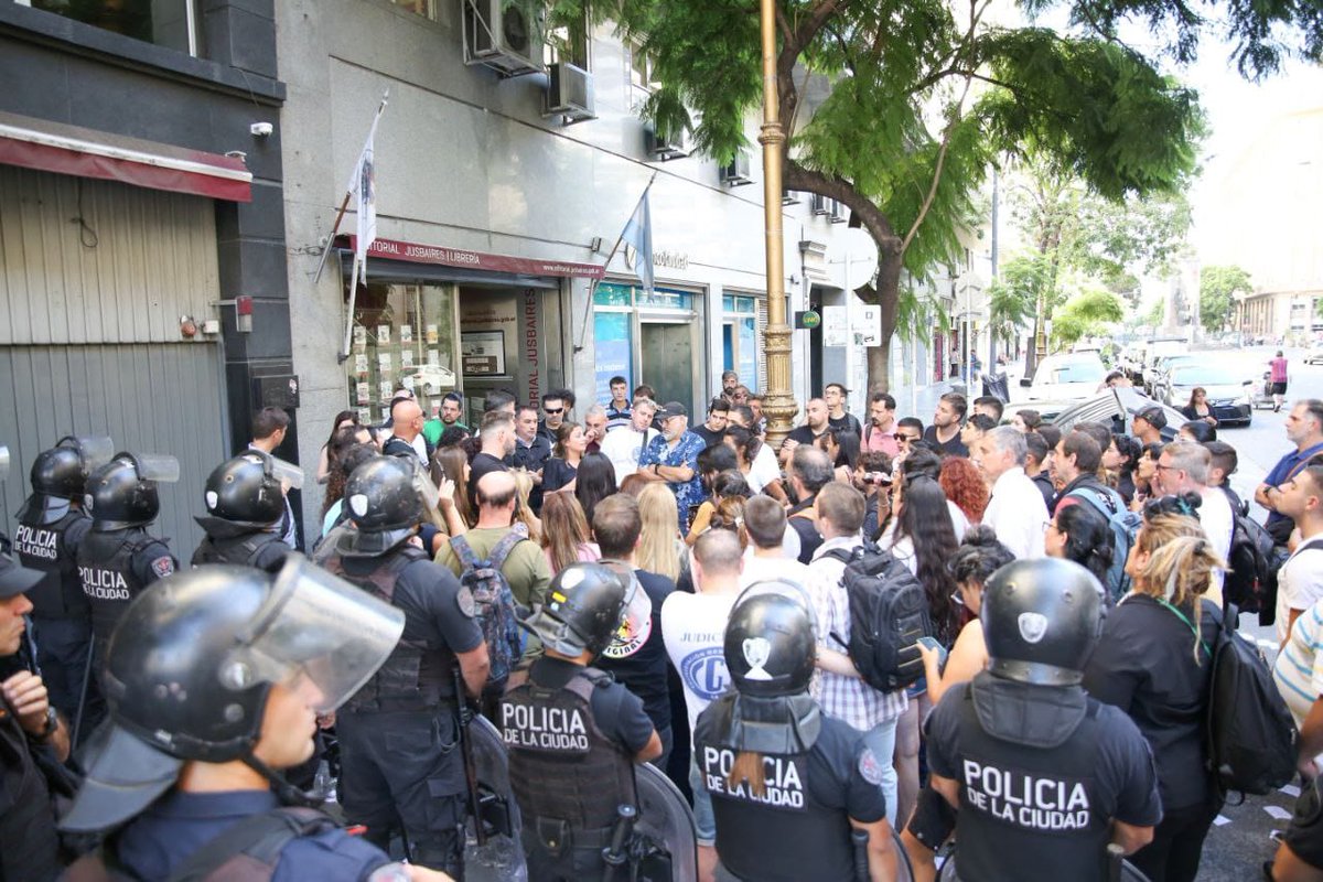 lpsargentina's tweet photo. 🤦🏽♂️💥El insólito despliegue de fuerzas del vacacionista perpetuo @jorgemacri para amedrentar los trabajadores en el desarrollo de la paritaria de los judiciales porteños
#blackmacri
#MileiEsMacri
#tagarnaypaztenaca
#terminamal
#inutilycagon
#FelizJuevesATodos https://t.co/if1dMW38Gk