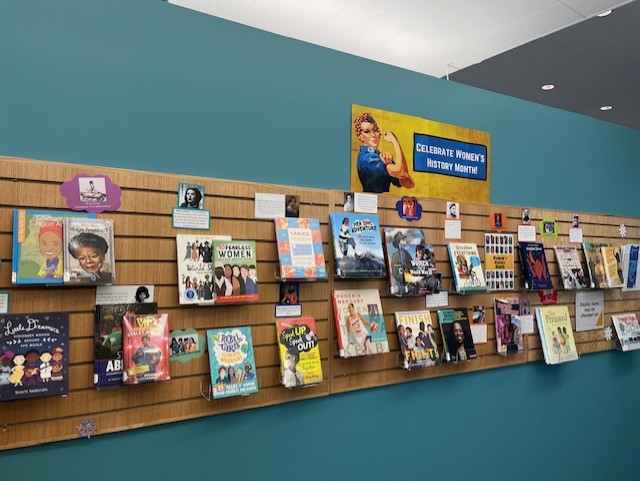 PhxLibrary's tweet photo. #CesarChavezLibrary celebrates #WomensHistoryMonth in the children’s area. Bring the kids to check out an amazing book about amazing women this month. https://t.co/ou6r9Tu5eq #JustReadPPL #PhoenixPublicLibrary #Phoenix #PHX https://t.co/mt4iD9bydW