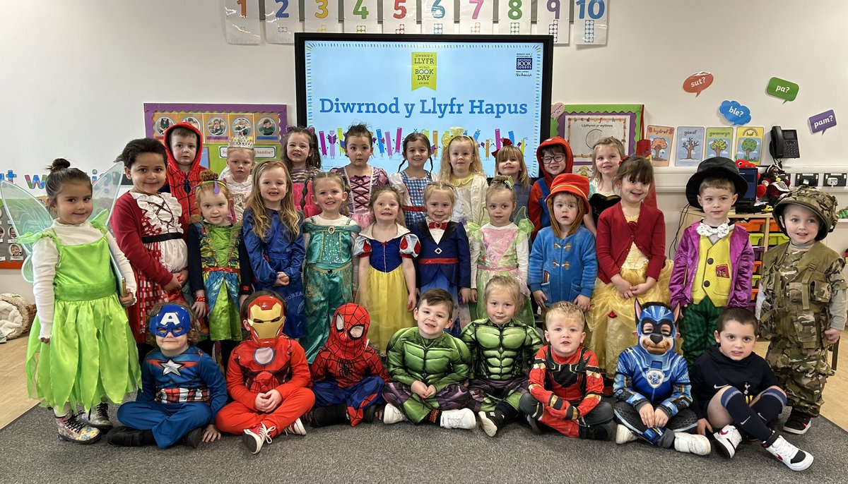 Tirdeunaw's tweet photo. Cymeriadau di-ri wrth i Feithrin
dathlu #DiwrnodYLlyfr
Happy #WorldBookDay2024
#Tirdeunaw #CC1 #Meithrin https://t.co/fEZv8FIvMO