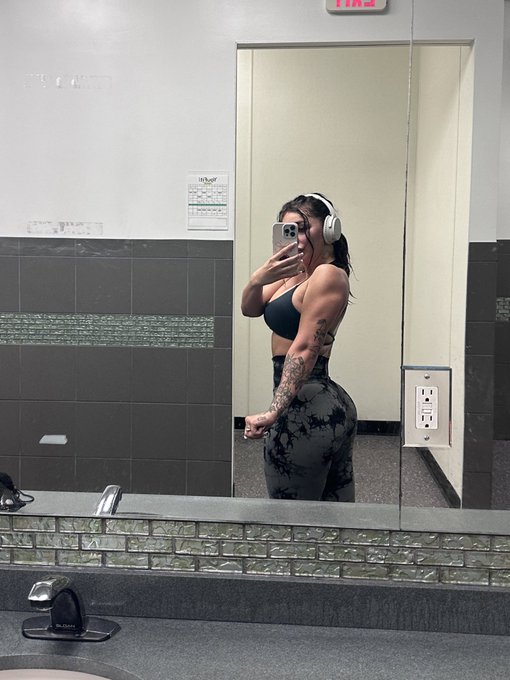 Lets arm wrestle https://t.co/IukMkoA3Aw