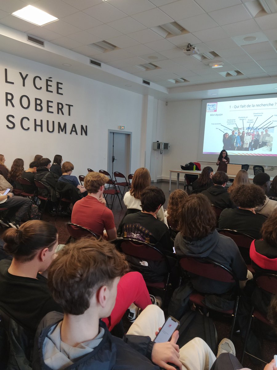Ravie d’être intervenue au lycée Robert Schuman à l’occasion de #ParolesDeChercheusesEtChercheurs afin de faire découvrir les métiers de la recherche. Ces interventions permettent de mettre en lumière notre métier et de susciter des vocations 👩‍🔬👨‍🔬
<a href="/CercleFSER/">Cercle FSER</a> <a href="/RegionIleFrance/">Region IledeFrance</a>