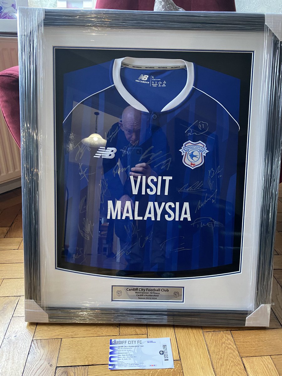 Splott_Art's tweet photo. It was a privilege to be invited to choose the Man of the Match at the Cardiff v Huddersfield match last night for sponsors RJ Financial.  Perry NG stood out for me with a polished performance. Nice to meet ex-players again on my birthday and many happy returns @jasontrinder https://t.co/bAYAKDymHF