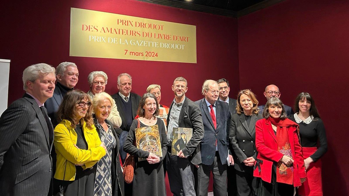 Chaque année, @dburkli s’associe à la remise du prix @Drouot des amateurs du livre d’art initié par @AlexandreGique1 L’artiste Sophie Calle présidait le jury. Bravo aux lauréats 2024 Anne Dion-Tenenbaum et Stéphane Boudin-Lestienne ! Ici avec les membres du jury et @CourNicolas