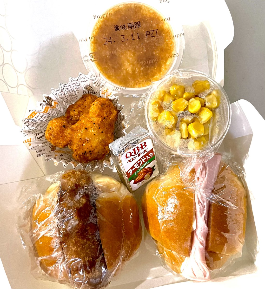 娘弁当〜🍒　145日目〜👀
おはようございます☀☂️
本日は娘のお弁当だけ！
ロールパンサンド(ハム・コロッケ)コーンバター・ミッキーチキン・デザート🍮
昨日から胃痛が酷く…しんどい😓
今日も良い一日を〜🍀