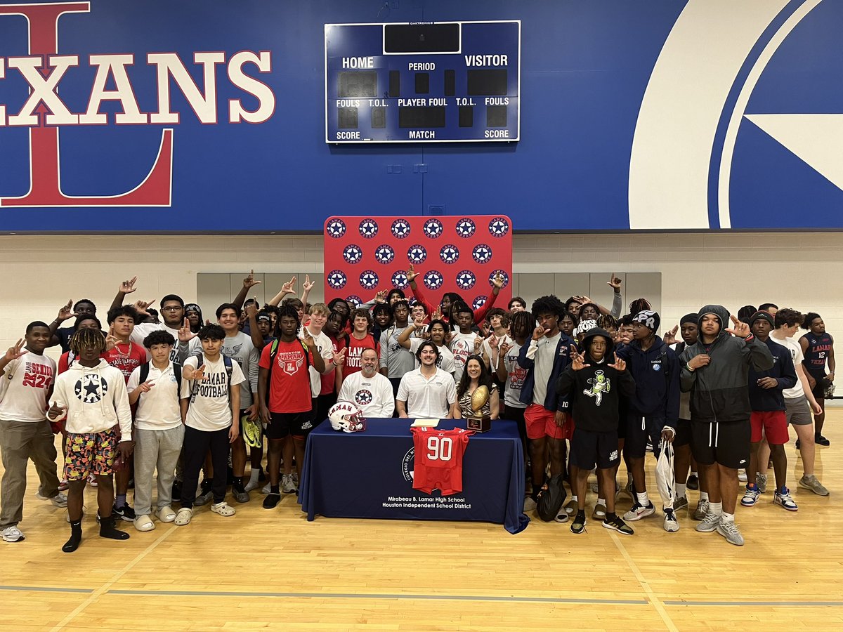 Congrats to Andrew Hodge for signing with Harding University today!!! @AndrewH96536244 @Harding_FB @HISDAthletics @LamarHS @RecruitLamar