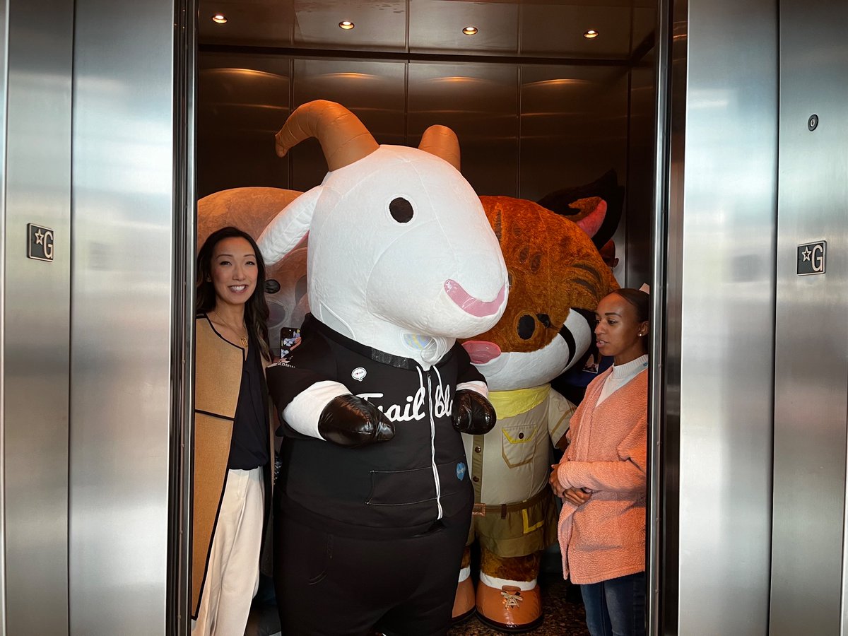 Tight squeeze in the elevator #TrailblazerDx #TDX24 😸

@Salesforce
