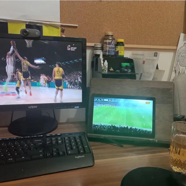 iaktukun's tweet photo. Fenerbahçeli olmak çok keyifli ama zor zanaat. İki maçı da takip edersin. Muhteşem iki performansa tanıklık edersin ... Real Madrid'e salonu dar eden @fbbasketbol  Belçika liderine sahayı dar eden futbolcular iyi ki varsınız . 💛💙💛💙🙂 Tebrikler iyi ki varsınız @Fenerbahce https://t.co/sqqLcS7H6r