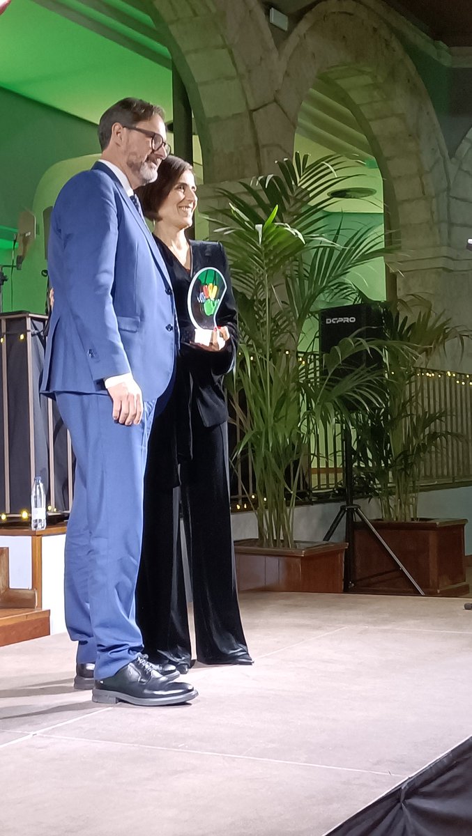 5aldiaspain's tweet photo. David Baños llama al escenario a Margarita Cobos @margaritacoboss de 
AGAPA, Agencia de Gestión Agraria y Pesquera de Andalucía por la implicación 
y apoyo al Congreso desde la Junta de Andalucía

#Premios5AD #FrutasyHortalizas #Sociedad https://t.co/rySLOLf3JQ
