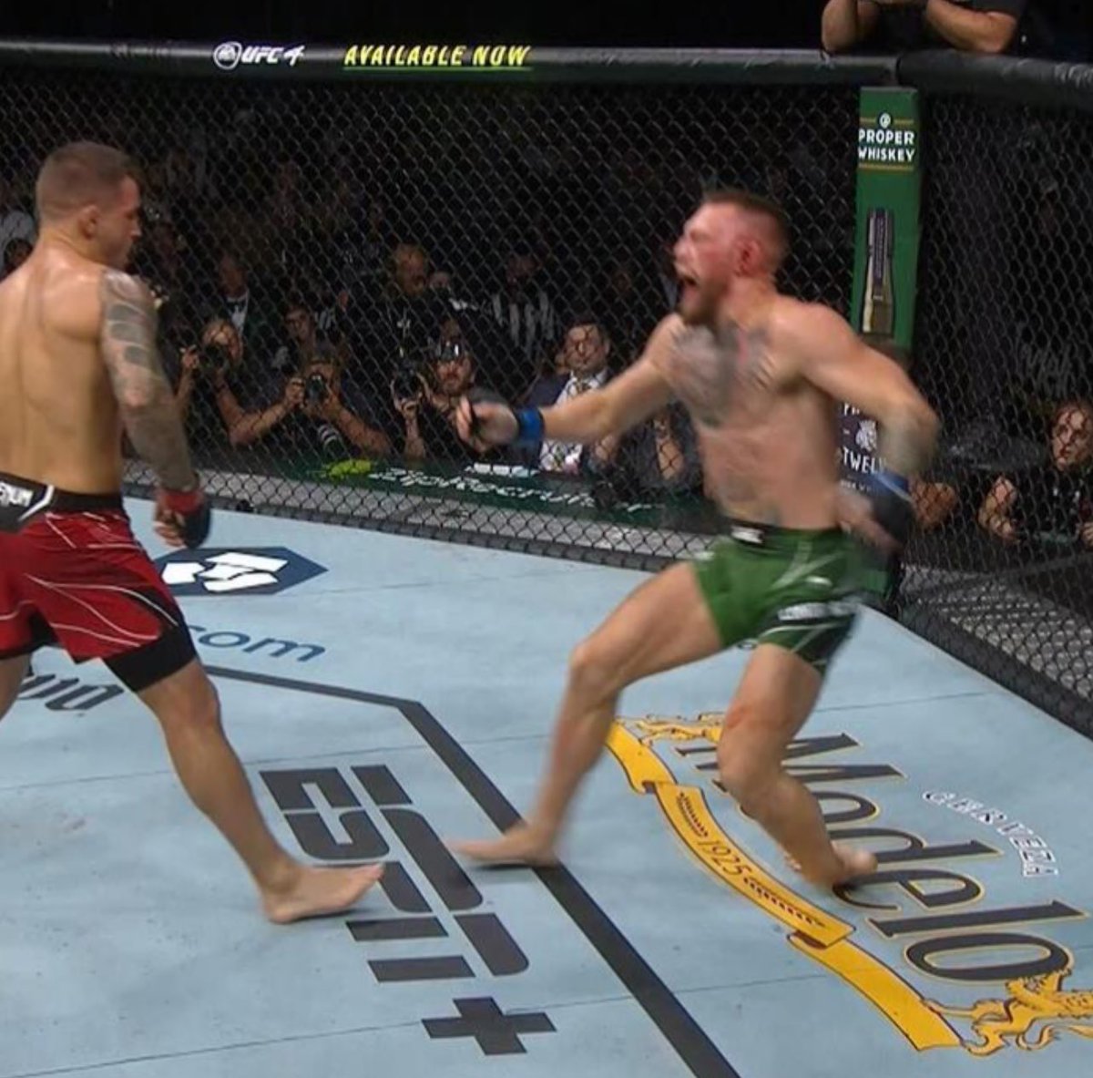 Burrow___'s tweet photo. Conor McGregor fracture de la jambe, ne dit rien à l’arbitre et finit le round comme un guerrier. 

Cédric Doumbé épine dans le pied arrete le combat. 

Doumbé 🤡 https://t.co/TXK4lzmhBt