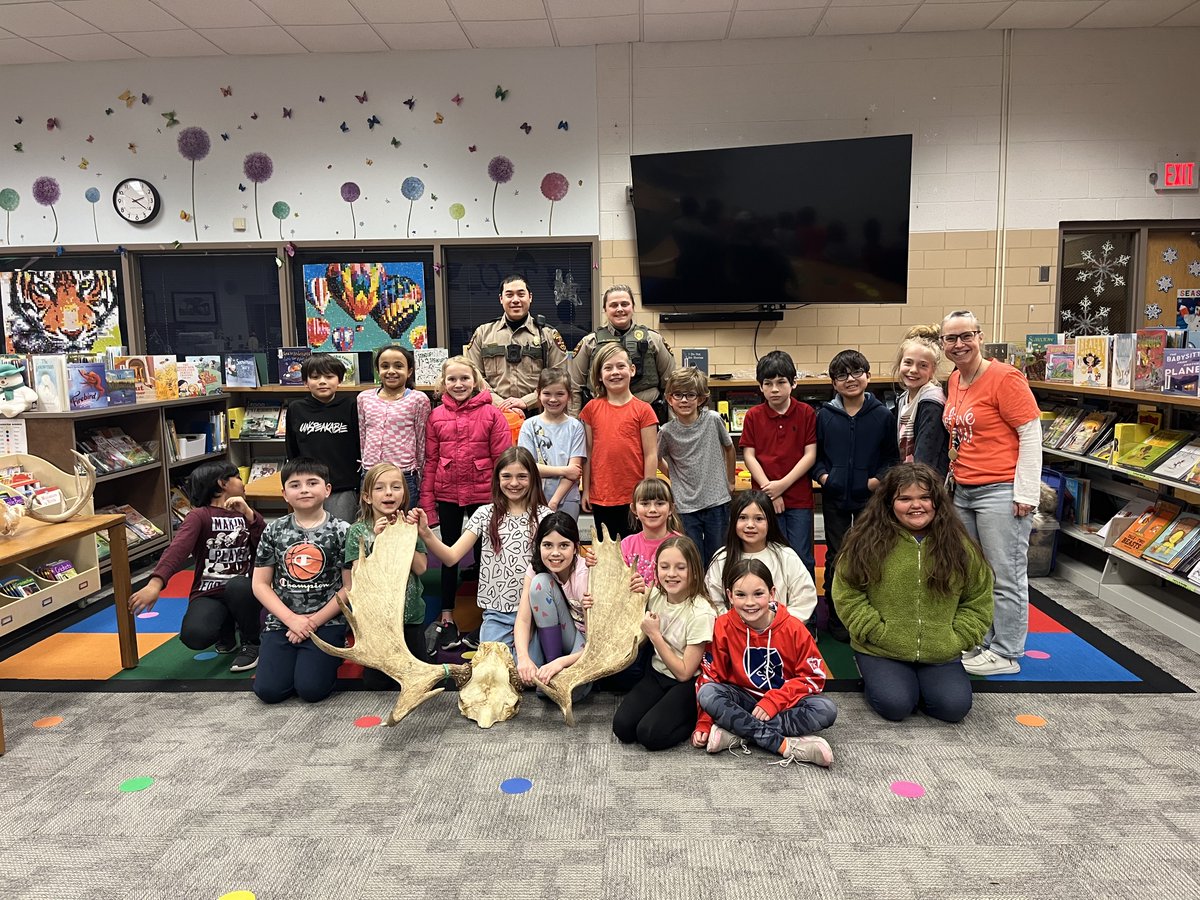 mndnr_ENF's tweet photo. Community engagement is a huge part of COs' jobs. Presentations like this, which COs Aimee Hand and Derek Peterlin put on at a middle school, teach kids about conservation, the roles COs play in the community, and provide youngsters a positive first impression of law enforcement. https://t.co/NT94UK1ggn