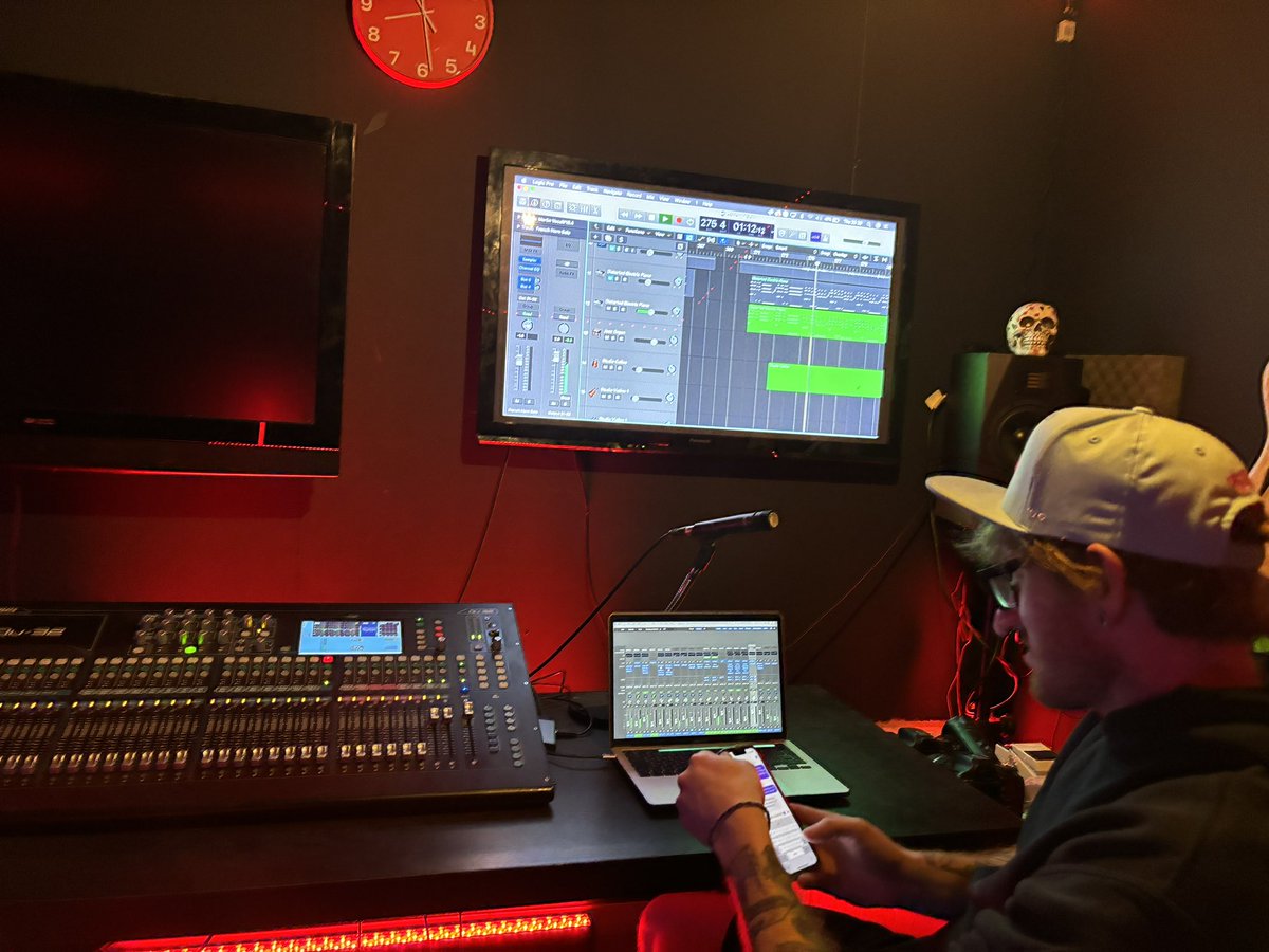 DcruzWin's tweet photo. Final mix !!! What Doesn't Kill Ya ( Makes You Stronger) .... it should be out real soon. It's a real personal song about some of the hardest days in Judes battle. Hoping to raise a few pennies for @BrainTumourOrg The Judy D'cruz Fund #ACureCantWait https://t.co/mFlyifCjqN