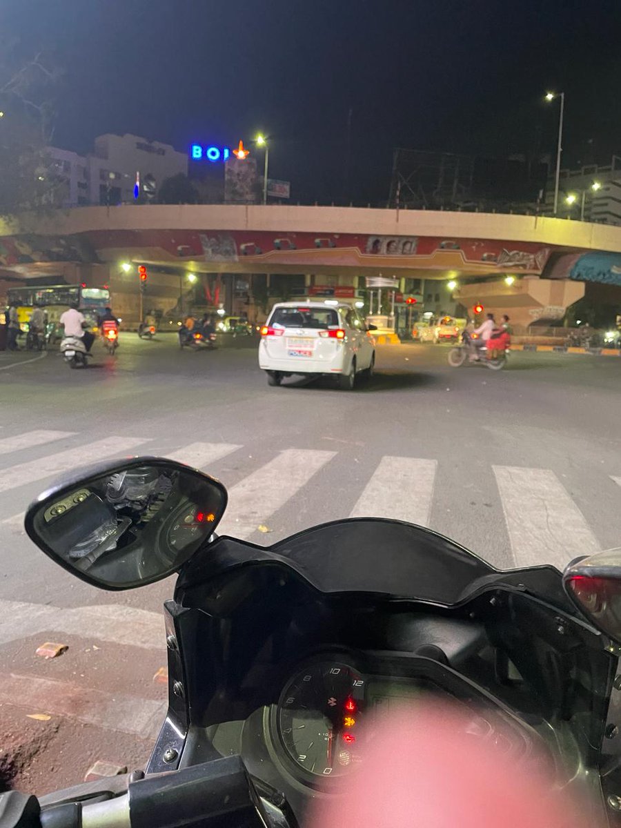 jagatpanchal22's tweet image. It's disheartening to see government officials breaking traffic signals. Today, while waiting at the red light on Ellisbridge Cross Road, a police car suddenly broke the signal. Police should set an example of discipline and dedication for others.@AhmedabadPolice 
#ActionNeeded