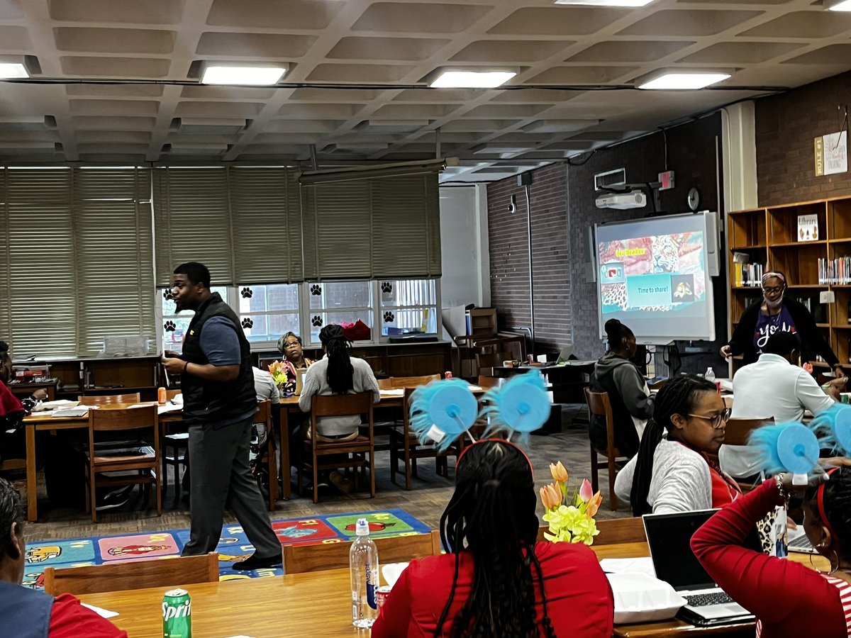 Kudos for filling @WoodsonESHISD teachers and staff bucket Principal LaFaille with dinner during todays after school faculty meeting. @HISD_IAT @HisdSouth @TeamHISD @StaceyCourt7 @teachgrow @TeriJ_Hampton @LibraEducator @nperez10 @ScottPlatt1 @MrKevinJ1973